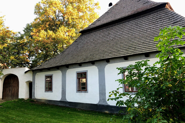 Fara v Křeči, v okrese Pelhřimov - pohled na průčelí budovy od kostela, po obnově v roce 2018, foto M. Čermák