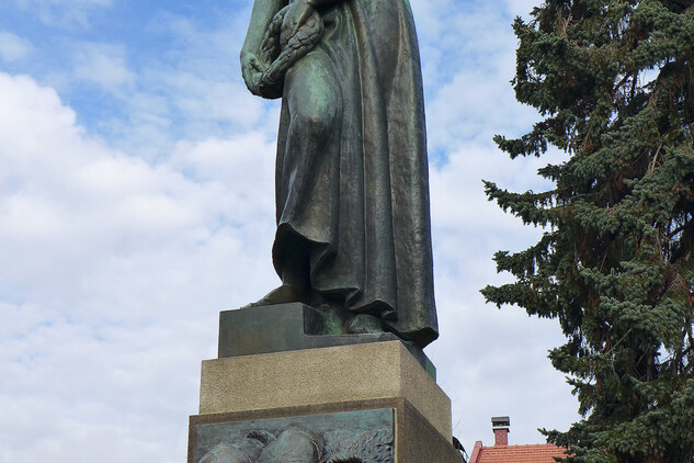 Pomník padlých na Husově náměstí v Polné byl odhalen v roce 1929 