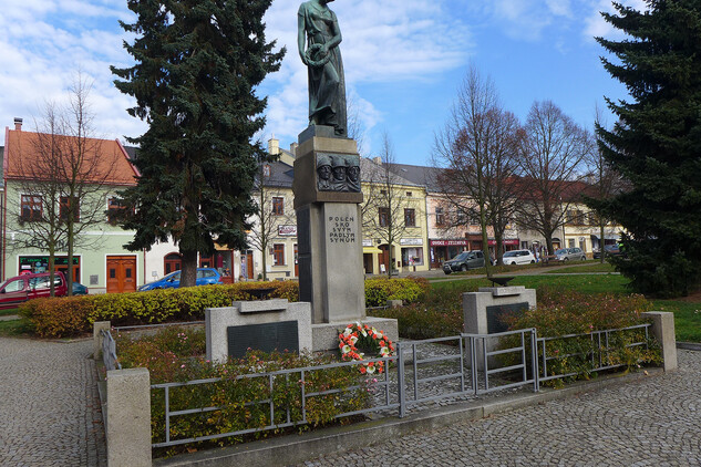 Pomník na Husově náměstí v Polné
