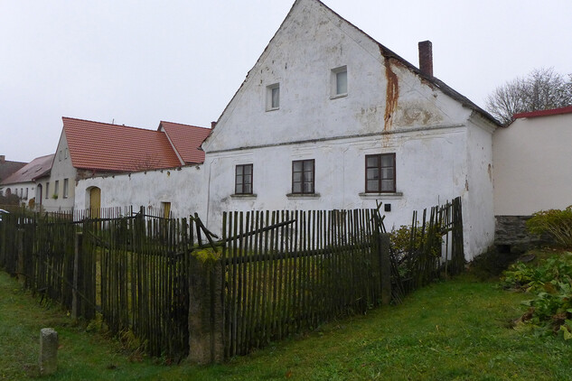 Klasicistní vesnické zemědělské stavení v Mysliboři 