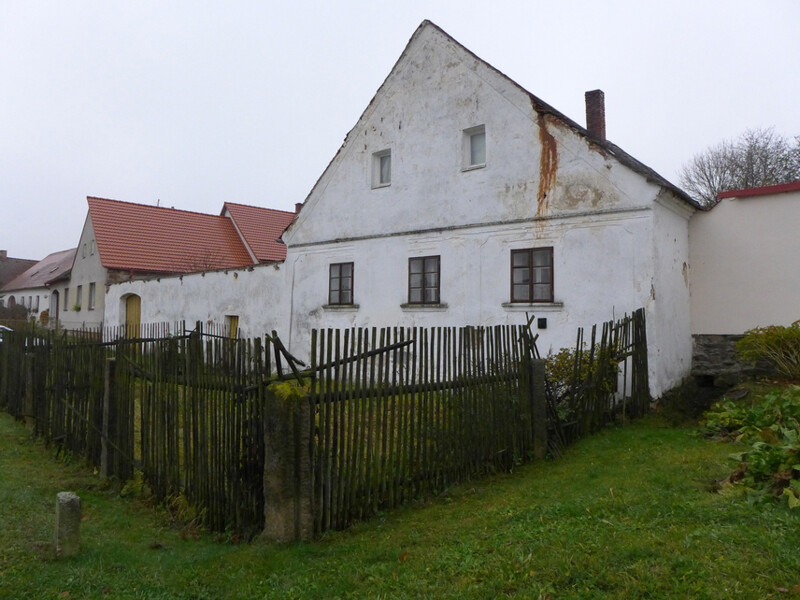 Klasicistní vesnické zemědělské stavení v Mysliboři 