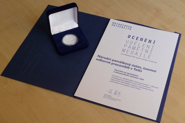 Masarykova univerzita ocenila telčské pracoviště NPÚ, ocenění sestává ze stříbrné medaile a diplomu