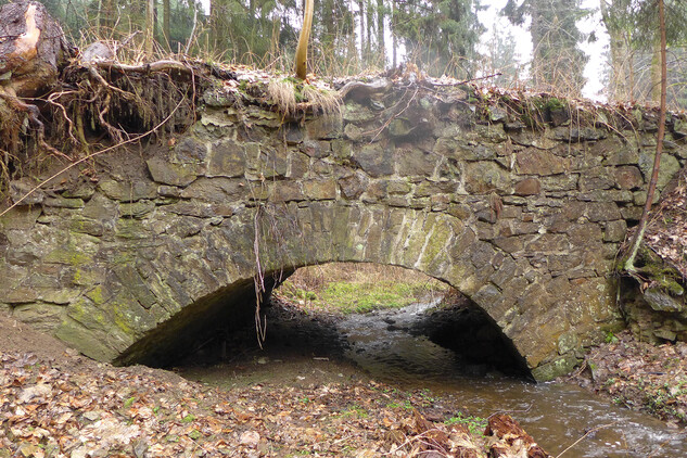 Kamenný jednoobloukový most na hranici katastrů Henčov a Velký Beranov 