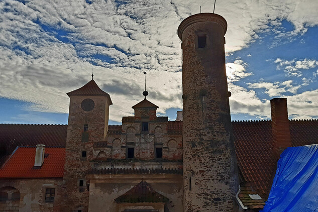 Zámek v Červené Řečici - pohled na hodinovou věž a část opravované střechy nad spojovací chodbou, foto T.Vohralíková