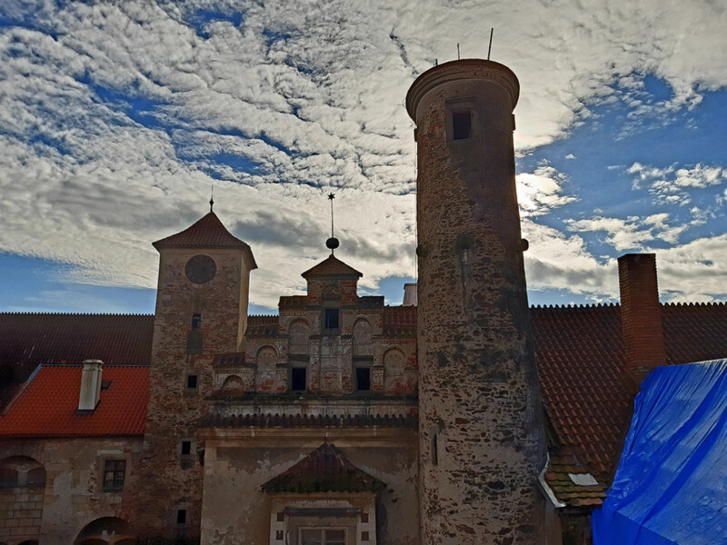 Zámek v Červené Řečici - pohled na hodinovou věž a část opravované střechy nad spojovací chodbou, foto T.Vohralíková