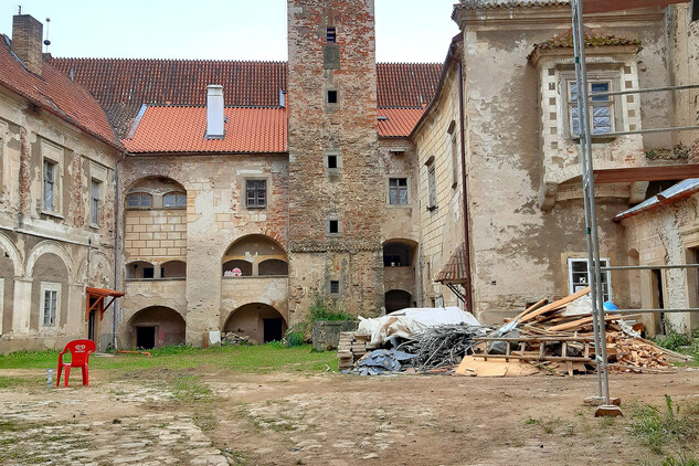 Zámek v Červené Řečici - pohled na I. nádvoří, stav objektu při započetí prací, foto T.Vohralíková