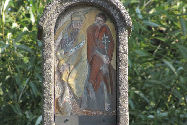 Svatovavřinecká kamenná sloupková boží muka ve Velkém Meziříčí, jižní strana kaplice