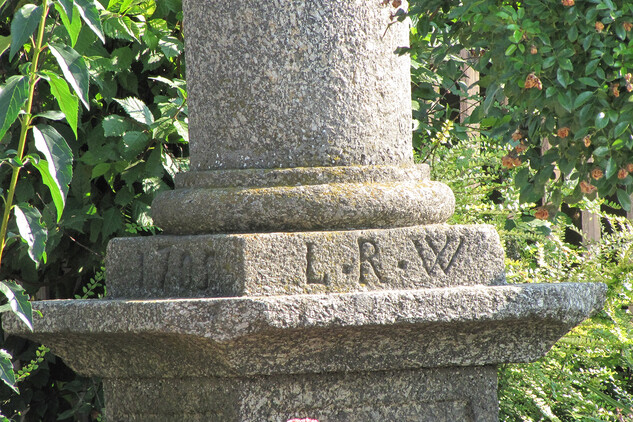 Svatovavřinecká kamenná sloupková boží muka ve Velkém Meziříčí, iniciály L. R. W. 