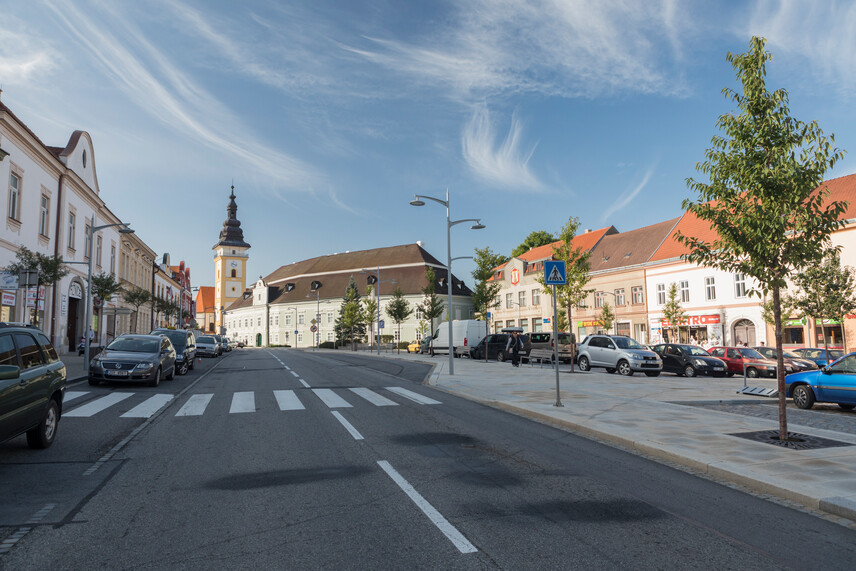 Moravské Budějovice, pohled na zámek a kostel sv. Jiljí z náměstí Míru Moravské Budějovice, pohled na zámek a kostel sv. Jiljí z náměstí Míru