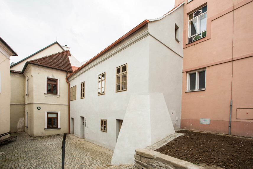 Rabínský dům v Třebíči, uliční fasáda s novými výplněmi a vápenným nátěrem Rabínský dům v Třebíči, uliční fasáda s novými výplněmi a vápenným nátěrem