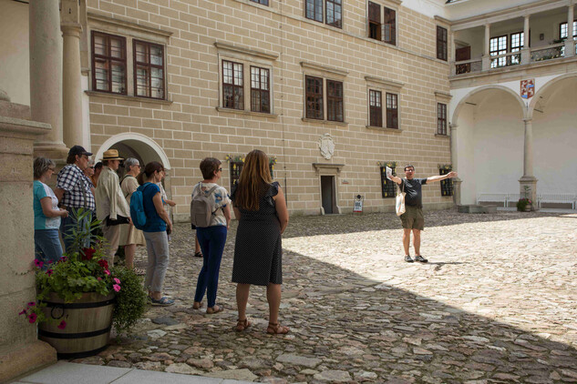 Archeologické léto 2025, státní zámek Telč, hlavní nádvoří, foto: Lucie Herbricková