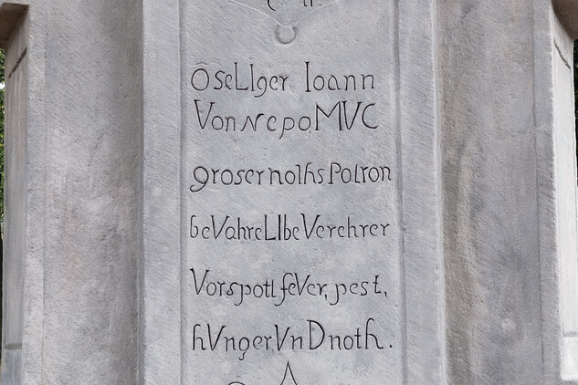 Barokní sousoší sv. Jana Nepomuckého ve Ždírci na Jihlavsku, nápis připomínající morovou nákazu 