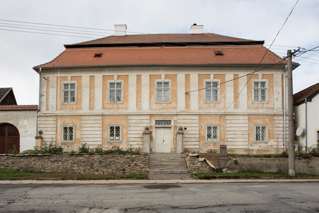 Fara ve Starči, situace po přeložení schodiště a vyzdění části nových tarasů (2025)