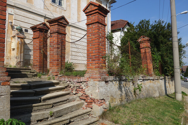 Fara ve Starči, předzahrádka fary s narušeným oplocením (2024)