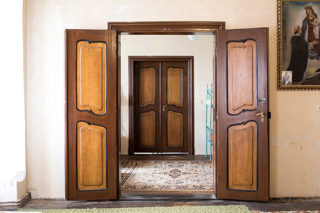 Fara ve Starči, enfiláda (průhled místnostmi skrze dveře) v patře fary