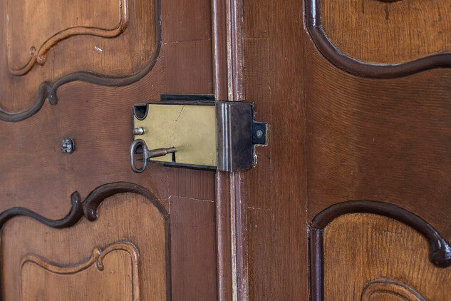 Fara ve Starči, vnitřní dveře – po obnově s nově vyrobeným zámkem a klapačkou (dřevěný profil kryjící spáru mezi dveřními křídly)