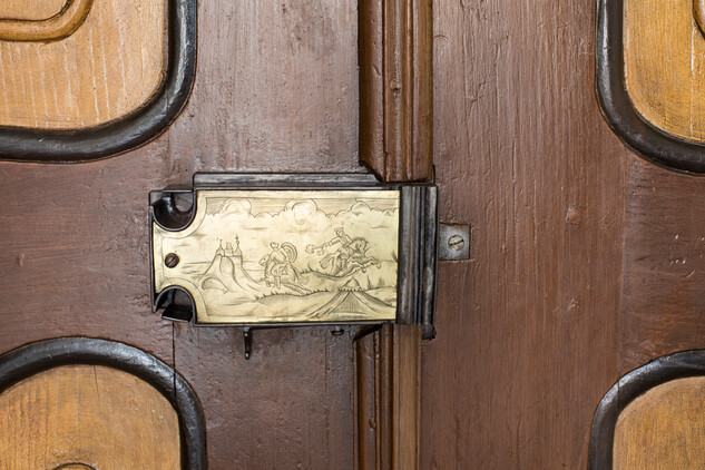 Fara ve Starči, dveřní zámek s rytinou bojové scény – po obnově