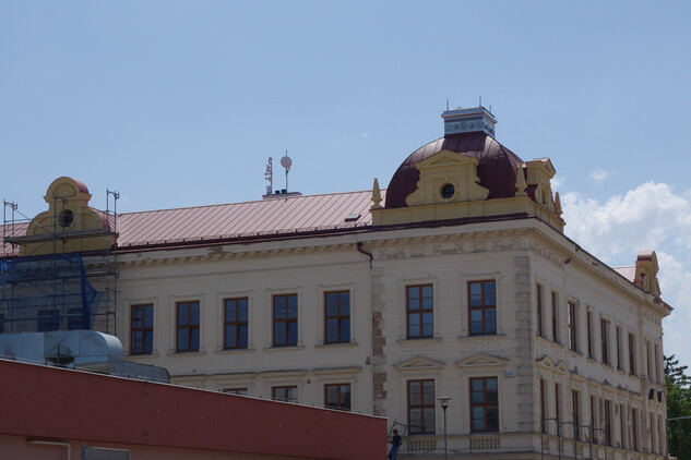 Jaroměřice nad Rokytnou, Základní škola O. Březiny, dokončovaná západní část střechy (před montáží dekorativní mříže a korouhví na kupoli)