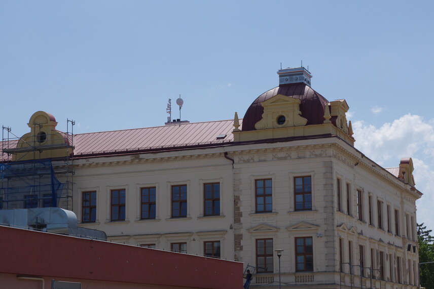 Jaroměřice nad Rokytnou, Základní škola O. Březiny, dokončovaná západní část střechy (před montáží dekorativní mříže a korouhví na kupoli)