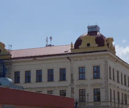 Jaroměřice nad Rokytnou, Základní škola O. Březiny, dokončovaná západní část střechy (před montáží dekorativní mříže a korouhví na kupoli)