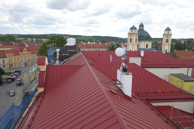 Jaroměřice nad Rokytnou, Základní škola O. Březiny, výhled z vrcholu západní kupole  („památkářská odměna i zkouška v podobě výhledu na město“)