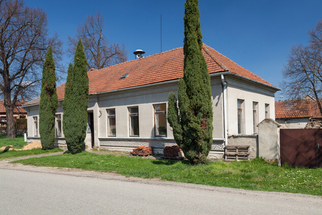 Škola v Šemíkovicích před obnovou