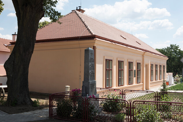 Šemíkovice, exteriér školy po obnově