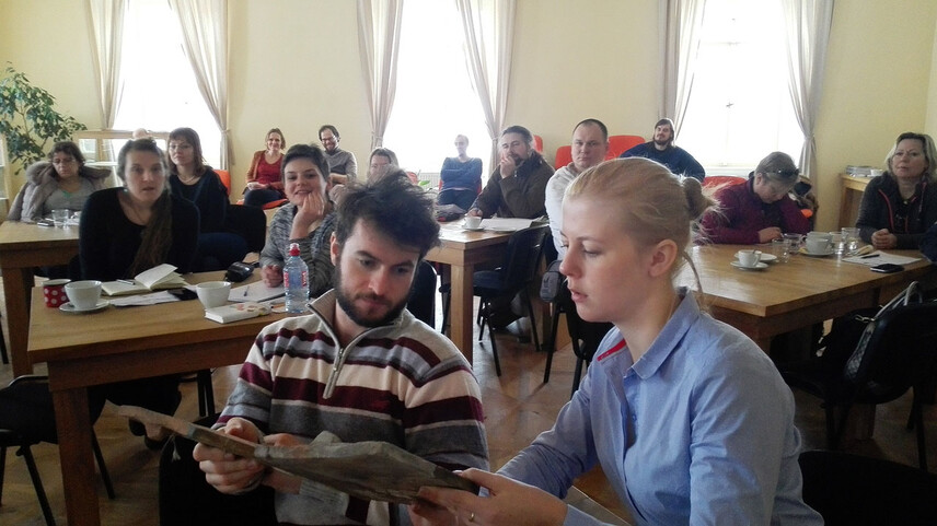 Při přednášce památkového architekta docenta Michaela Rykla kolovaly vzorky historické střešní krytiny, ve kterých se četlo „jako v knize“. V popředí účastníci kurzu: studentka Fakulty architektury ČVUT Martina Urbanová a Ing. arch. Šimon Jiráček Při přednášce památkového architekta docenta Michaela Rykla kolovaly vzorky historické střešní krytiny, ve kterých se četlo „jako v knize“. V popředí účastníci kurzu: studentka Fakulty architektury ČVUT Martina Urbanová a Ing. arch. Šimon Jiráček