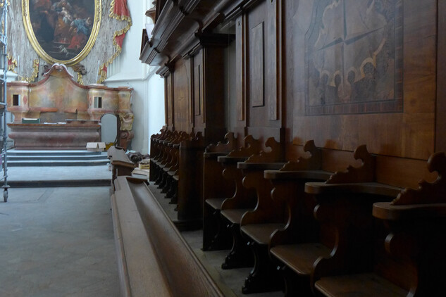 Kostel Narození Panny Marie v Želivi - chórové lavice a hlavní oltář v průběhu obnovy 
