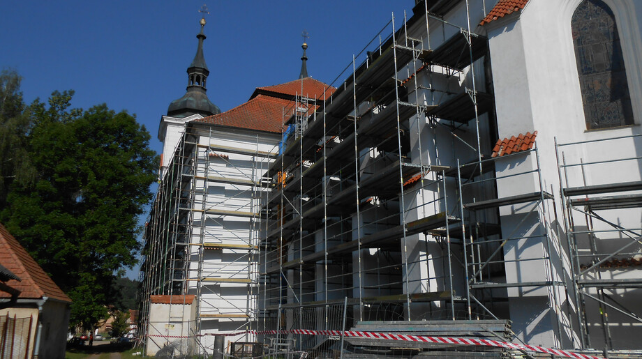 Průběh obnovy fasády kostela Narození Panny Marie v Želivi