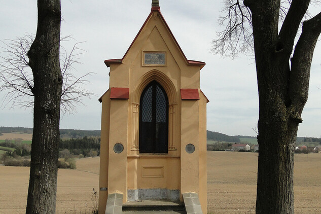 Kaplička Panny Marie mezi Hodicemi a Třeští