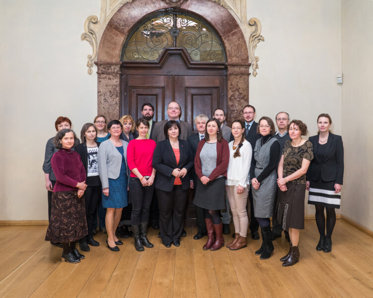 Společná fotografie účastníků kurzu s jeho odborným garantem a generální ředitelkou NPÚ u vstupu do Velké auly Karolina Společná fotografie účastníků kurzu s jeho odborným garantem a generální ředitelkou NPÚ u vstupu do Velké auly Karolina