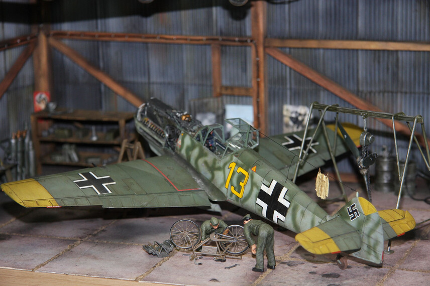 Letoun v měřítku 1:32: Messerschmitt Bf 109E-4, pilotovaný J. Eberlem z 9./JG 54, Nizozemí, srpen 1940 Letoun v měřítku 1:32: Messerschmitt Bf 109E-4, pilotovaný J. Eberlem z 9./JG 54, Nizozemí, srpen 1940