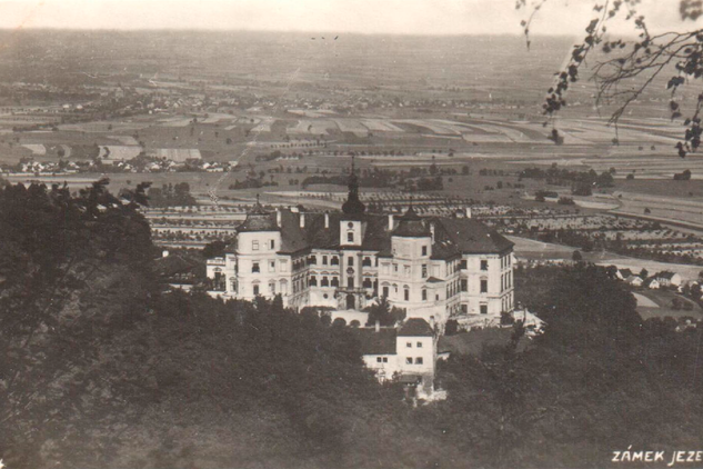 Jezeří – pohled na zámek a krajinu – nedatováno.