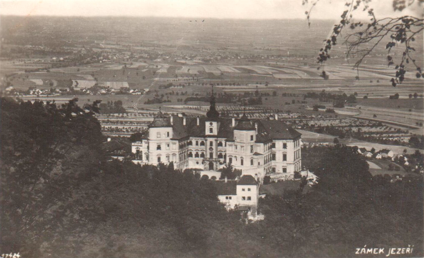 Jezeří – pohled na zámek a krajinu – nedatováno. Jezeří – pohled na zámek a krajinu – nedatováno.