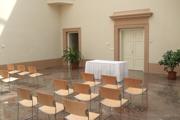 Atrium zámku Krásné Březno – příprava na svatební obřad