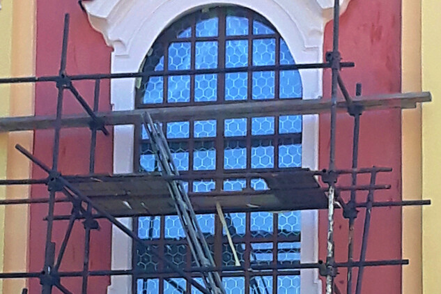 Verneřice – kostel sv. Anny, detail oken s nepůvodními šestihrany