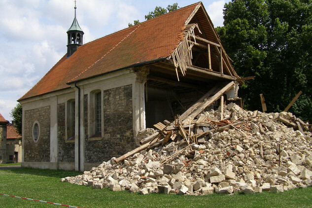 1. Lenešický kostel v roce 2008.