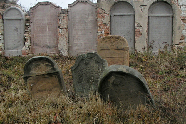 Liběšický židovský hřbitov – stav před restaurováním v roce 2018