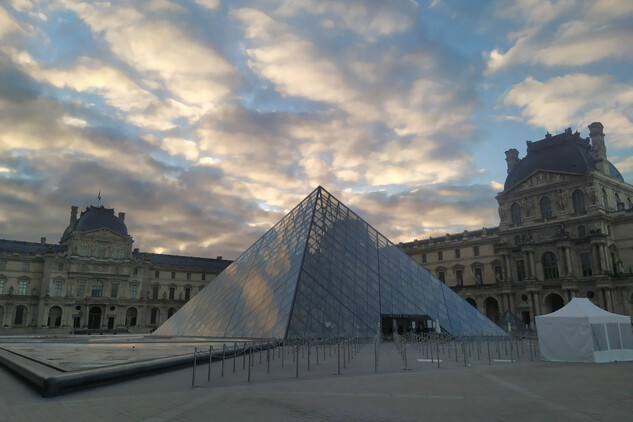 Pyramida v Louvru, Paříž