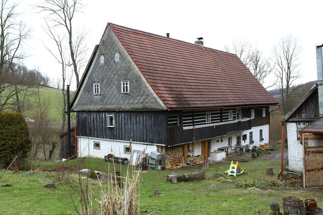 1. Dům s kůlnou č. p. 15, Merboltice, okr. Děčín, pohled na dům od jihovýchodu