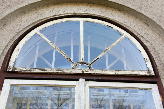 3. Železniční stanice Trnovany, Žatec-Trnovany, okr. Louny, Detail vnější okenní výplně – západní průčelí výpravní budovy čp. 47