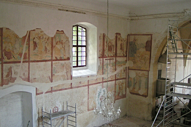 Celkový pohled na obnovené malby na severní stěně lodi kostela (2020)