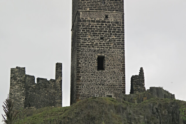 Celkový záběr Bílé věže hradu Házmburk