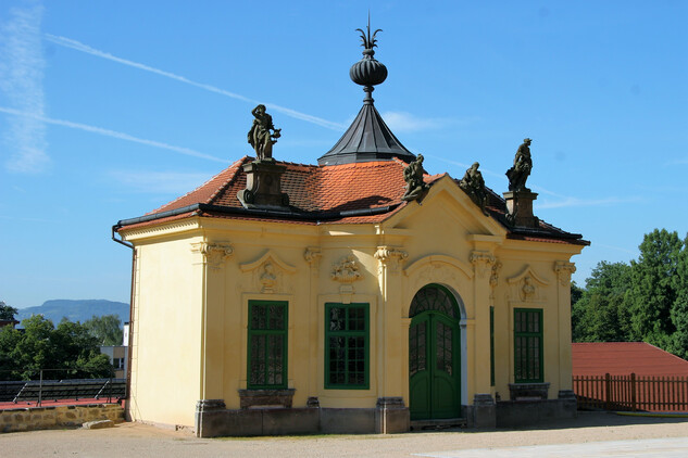 Čajový pavilon v areálu děčínského zámku – celkový pohled na objekt