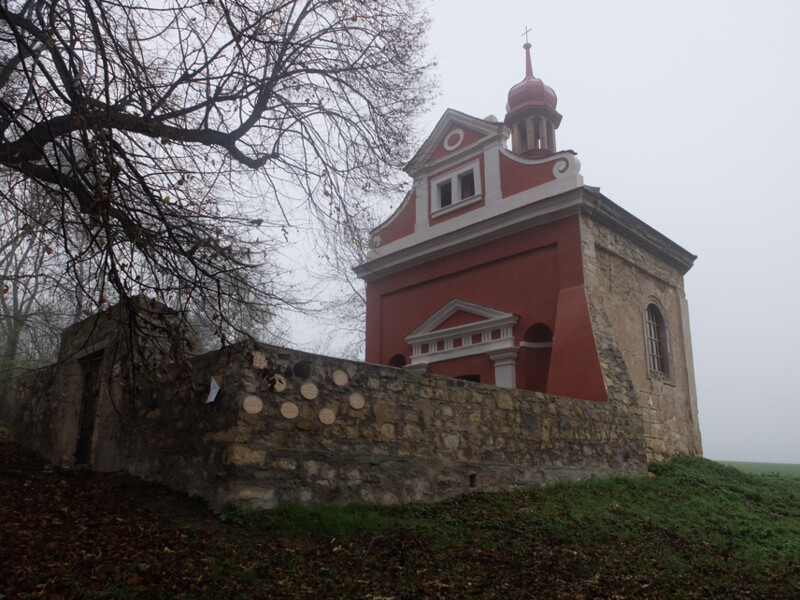 Kaple sv. Víta v Sinutci na Lounsku – celkový pohled, 9. 11. 2017