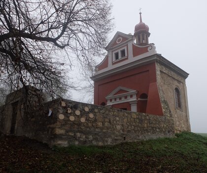 Kaple sv. Víta v Sinutci na Lounsku – celkový pohled, 9. 11. 2017