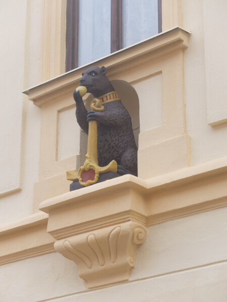 Dům čp. 128 "U Medvěda, Terezín. Současný stav – detail domovního znamení. Dům čp. 128 "U Medvěda, Terezín. Současný stav – detail domovního znamení.