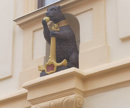 Dům čp. 128 "U Medvěda, Terezín. Současný stav – detail domovního znamení.