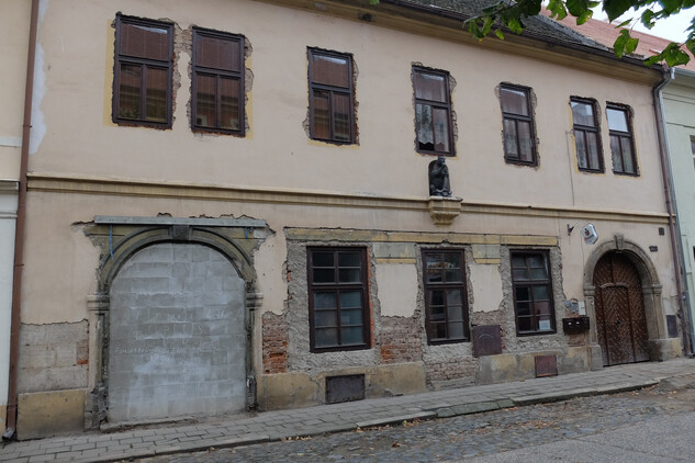 Dům čp. 128 "U Medvěda, Terezín. Stav fasády před obnovou.
